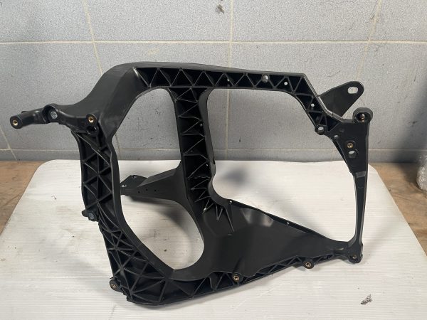 IMG_4896 SUPPORT DE PHARE GAUCHE PLASTIQUE DAF XF 106