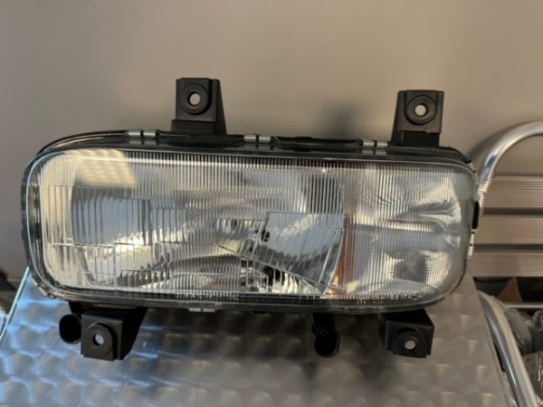 PHARE GAUCHE  MERCEDES ATEGO 1   SANS ANTI BROUILLARD   REF:9738200161