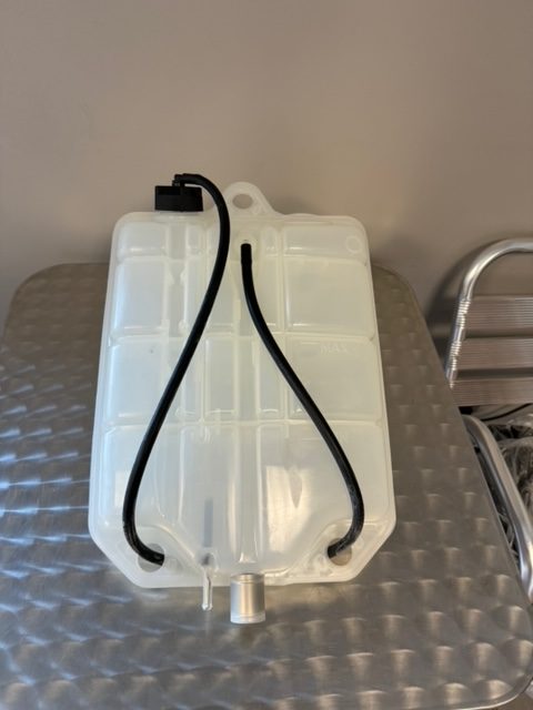 IMG_6007 VASE D EXPENSION LIQUIDE DE REFROIDISSEMENT IVECO EURO CARGO REF:98426670