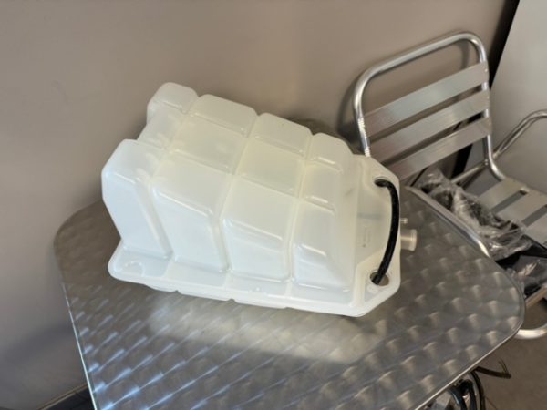 IMG_6008 VASE D EXPENSION LIQUIDE DE REFROIDISSEMENT IVECO EURO CARGO REF:98426670