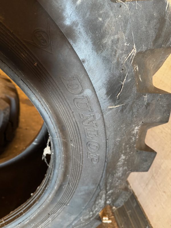 IMG_8040 PNEU 15.5-25 EM DUNLOP