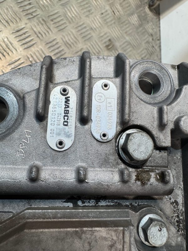 IMG_8229 COUVERCLE-MODULE DE BOITE AUTOMATIQUE AT 2412 D RENAULT-VOLVO 21484416 WABCO 4213650120