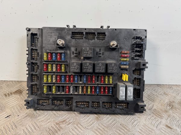 IMG_8450 PLATINE A FUSIBLE MERCEDES ACTROS MP4 A 0014466158