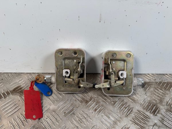 IMG_8452 SERRURES DE PORTE DROITE ET GAUCHE AVEC CLE RENAULT S-M-G GAUCHE:5516004965 DROITE:5516004964