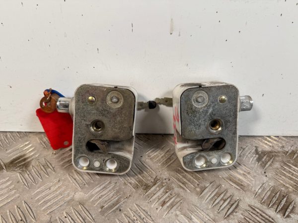 IMG_8453 SERRURES DE PORTE DROITE ET GAUCHE AVEC CLE RENAULT S-M-G GAUCHE:5516004965 DROITE:5516004964