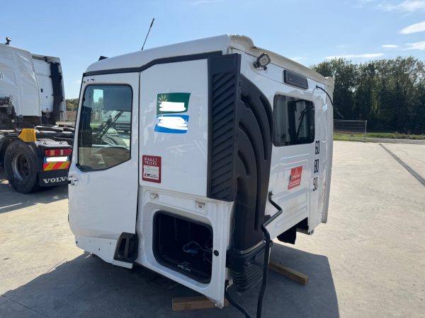 CABINE RENAULT   T  480      REF NU  5600766251       GARNI  7485143516